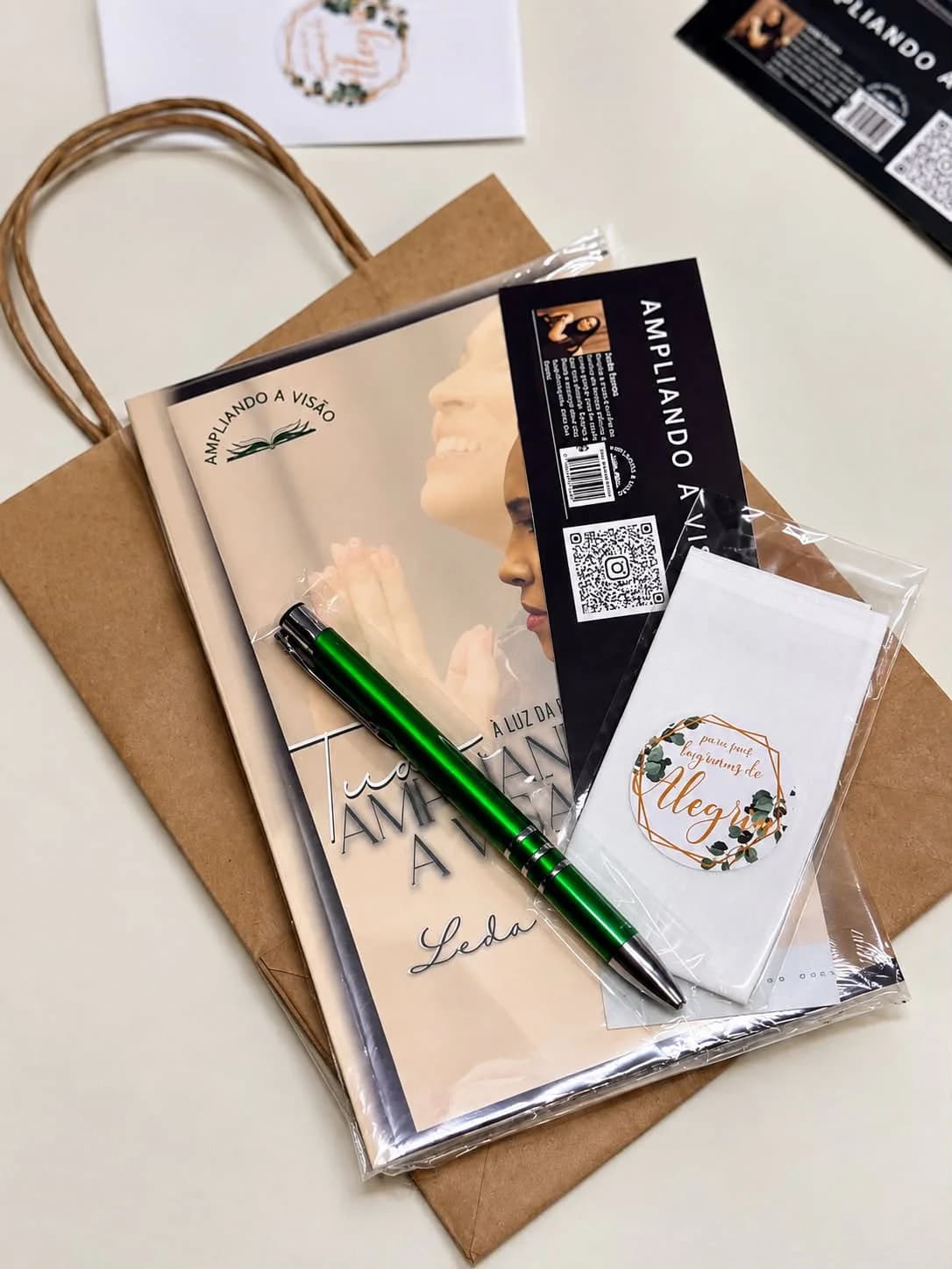 Livro Ampliando a Visão em kit para presente